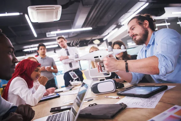 Equipo Negocios Inicio Multiétnico Discutiendo Nuevo Plan Negocios Trabajando Computadoras — Foto de Stock