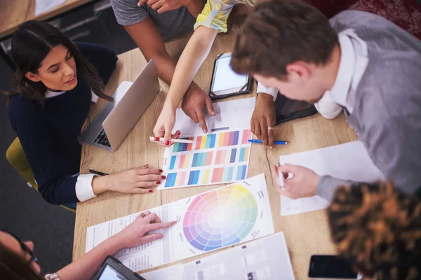 Multiethnisches Gründungsteam Trifft Sich Modernem Hellen Büro Interieur Brainstorming Und — Stockfoto