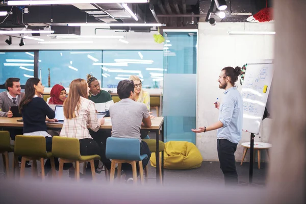 Multiethnic Startup Obchodní Tým Setkání Moderní Světlé Kancelářské Interiéru Brainstorming — Stock fotografie