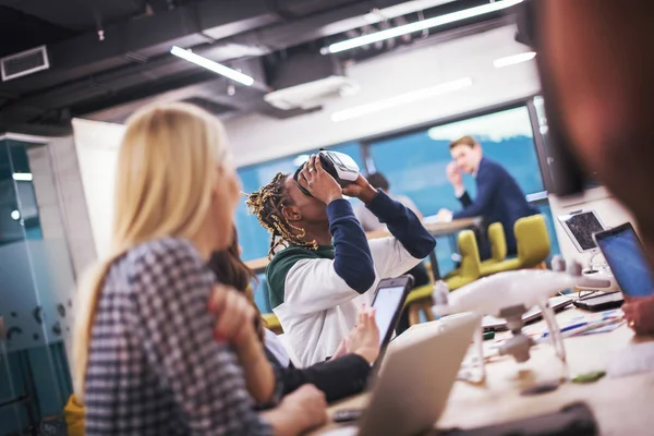 Multiétnica Equipe Negócios Usando Headset Realidade Virtual Reunião Escritório Desenvolvedores — Fotografia de Stock