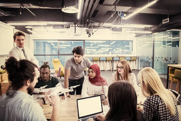 Equipe Negócios Inicialização Multiétnica Discutindo Novo Plano Negócios Trabalhando Laptop — Fotografia de Stock