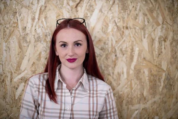 Portret Van Jonge Roodharige Zakenvrouw Met Bril Geïsoleerd Een Houten — Stockfoto