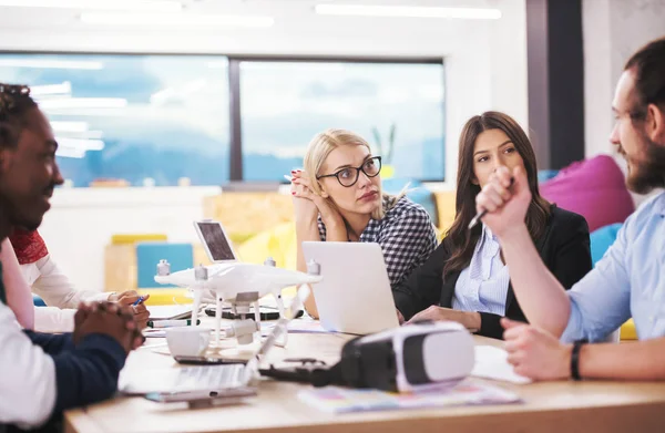 Equipo Negocios Inicio Multiétnico Discutiendo Nuevo Plan Negocios Trabajando Computadoras — Foto de Stock