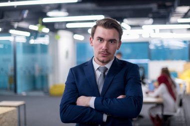 Meşgul Girişimcilik Ofisinde Başarılı İşadamı Portresi