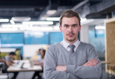 Meşgul Girişimcilik Ofisinde Başarılı İşadamı Portresi