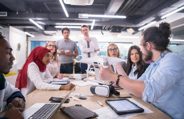 Multi Etnische Startup Business Team Bespreken Van Nieuwe Business Plan — Stockfoto