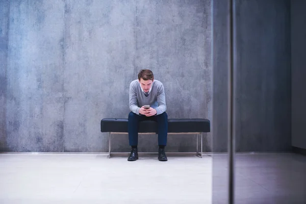 Ung Affärsman Som Använder Smart Telefon Medan Sitter Bänken Kontoret — Stockfoto