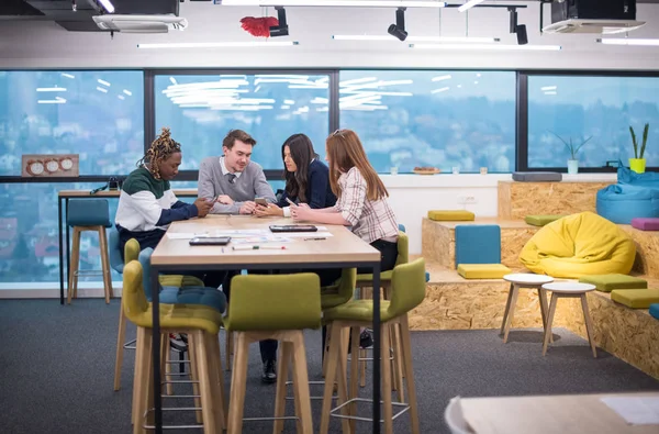 Equipo Negocios Inicio Multiétnico Reunión Interior Oficina Brillante Moderna Lluvia — Foto de Stock