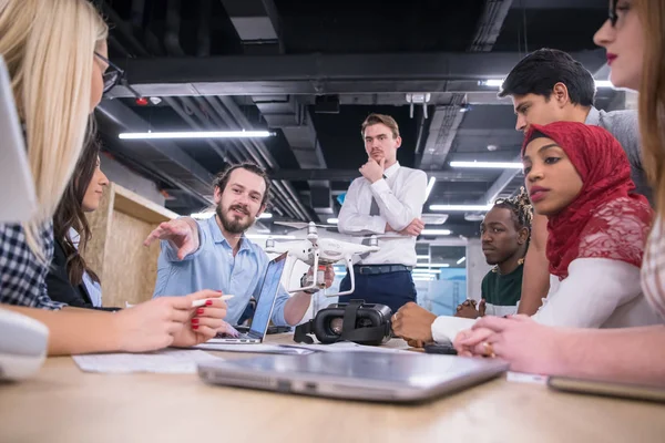 Багатоетнічна Команда Стартапів Обговорює Новий Бізнес План Працює Ноутбуці Планшетному — стокове фото