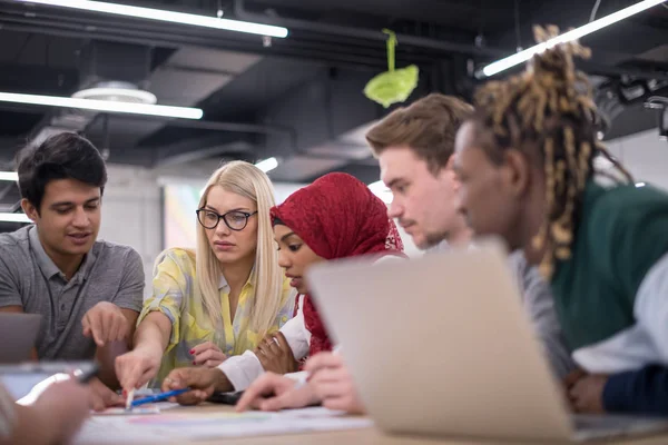 Equipo Negocios Inicio Multiétnico Reunión Interior Oficina Brillante Moderna Lluvia — Foto de Stock