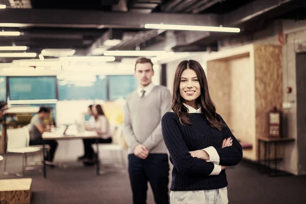 Portret Van Succesvol Zakenechtpaar Ondernemer Bij Drukke Startup Office — Stockfoto