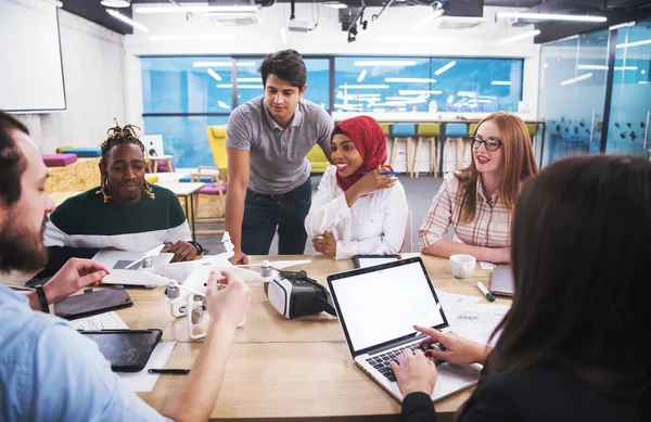Multietnisk Start Business Team Diskuterar Affärsplan Arbetar Med Bärbar Dator — Stockfoto