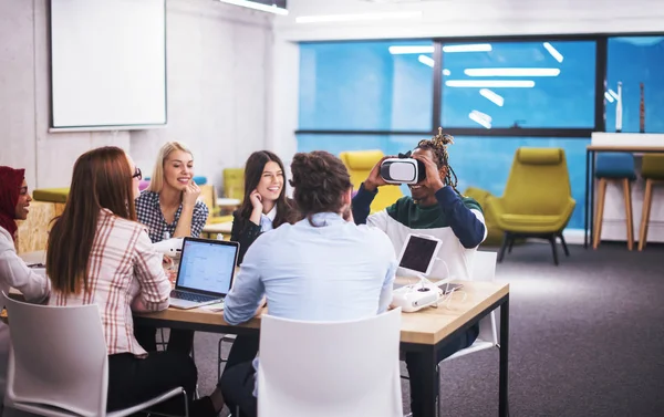 Equipo Multiétnico Negocios Que Usa Auriculares Realidad Virtual Reuniones Oficina — Foto de Stock