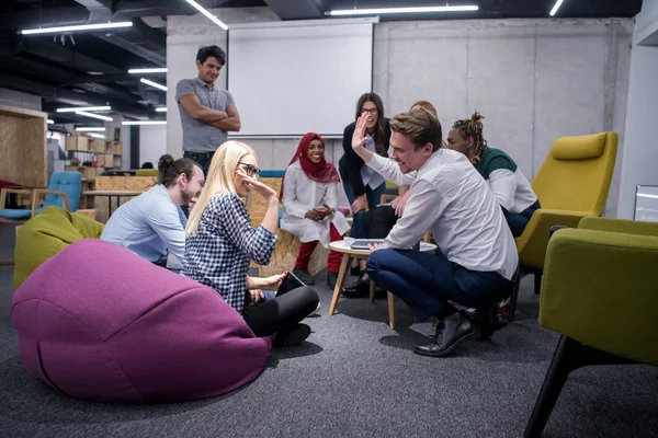 Equipo Negocios Inicio Multiétnico Reunión Interior Oficina Brillante Moderna Lluvia — Foto de Stock