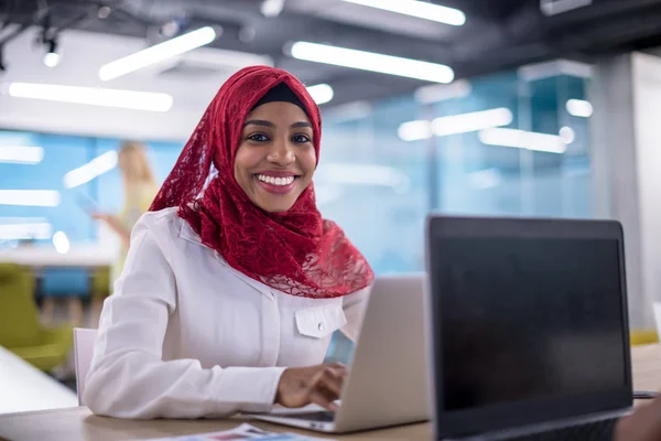 Jovem Moderna Mulher Negócios Muçulmano Preto Vestindo Hijab Vermelho Trabalhando — Fotografia de Stock