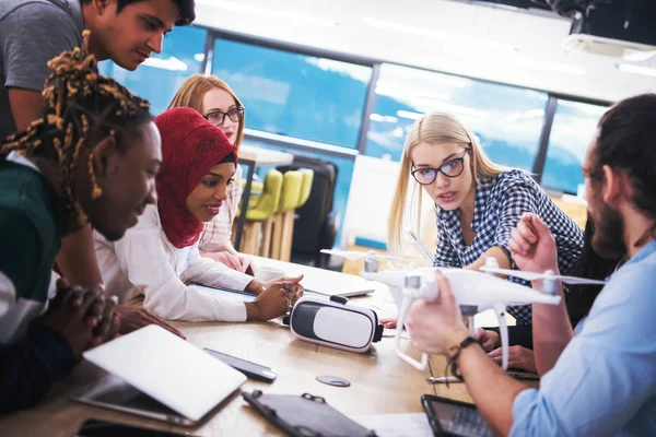 Equipo Negocios Inicio Multiétnico Discutiendo Nuevo Plan Negocios Trabajando Computadoras — Foto de Stock