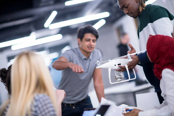 Equipo Negocios Inicio Multiétnico Discutiendo Nuevo Plan Negocios Trabajando Computadoras — Foto de Stock