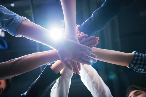 Multietnisk Gruppe Unge Erhvervsfolk Fejrer Succes Deres Arbejdspladser Start Kontor - Stock-foto