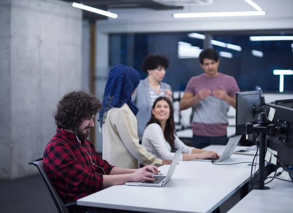 Multiethnisches Team von Software-Entwicklern arbeitet zusammen — Stockfoto