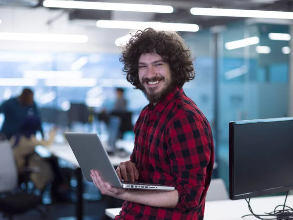 Χαμογελαστός αρσενικός προγραμματιστής λογισμικού που χρησιμοποιεί φορητό υπολογιστή — Φωτογραφία Αρχείου