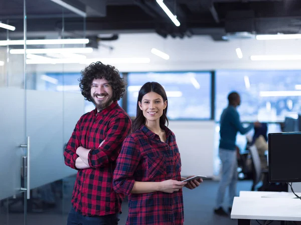 Retrato de joven pareja de negocios exitosa — Foto de Stock