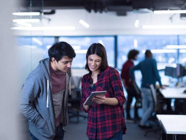 Genç başarılı iş çifti portresi