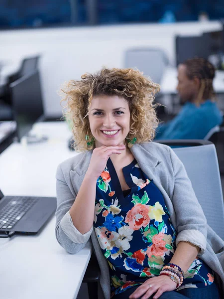 Retrato de uma jovem desenvolvedora de software feminina — Fotografia de Stock