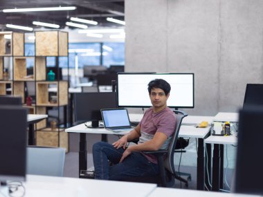 Gülümseyen yazılım geliştiricisi portresi