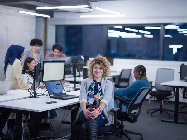 Portret van jonge vrouwelijke software ontwikkelaar — Stockfoto