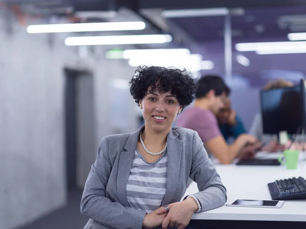 Retrato de uma jovem desenvolvedora de software feminina — Fotografia de Stock