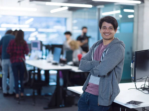 Retrato de homem sorridente desenvolvedor de software — Fotografia de Stock