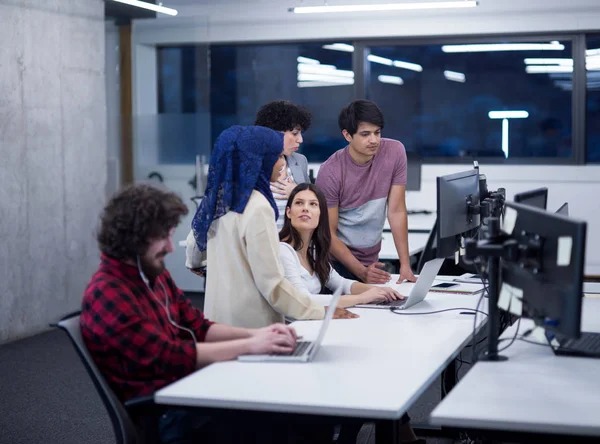 Multiethnisches Team von Software-Entwicklern arbeitet zusammen — Stockfoto