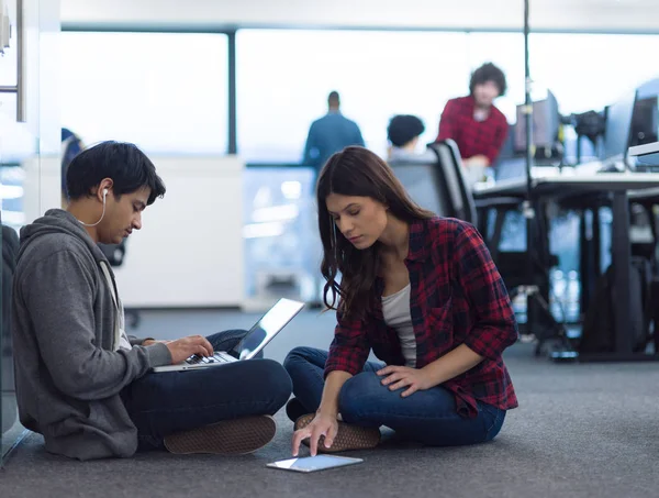Fiatal szoftverfejlesztők pár dolgozik a padlón — Stock Fotó