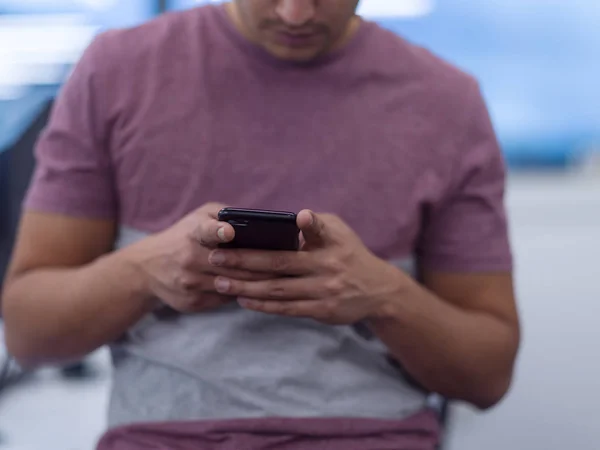 Desarrollador de software utilizando el teléfono móvil —  Fotos de Stock