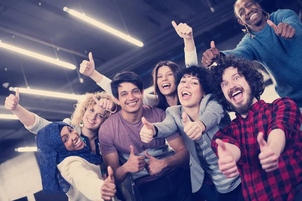 Retrato del equipo empresarial joven multiétnico emocionado —  Fotos de Stock