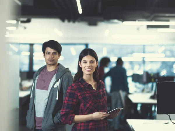 Porträt eines jungen erfolgreichen Business-Paares — Stockfoto