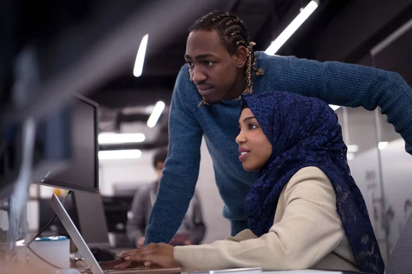 Jeune musulmane noire développeuse de logiciels au travail — Photo