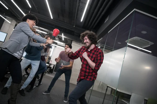 Többnemzetiségű üzleti csapat boksz az irodában — Stock Fotó