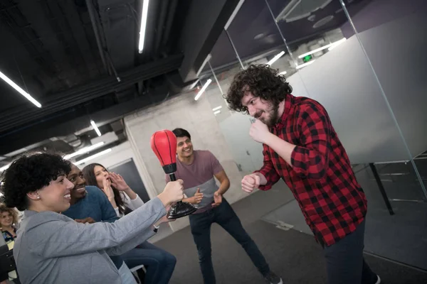 Equipo de negocios multiétnicos boxeo en la oficina —  Fotos de Stock