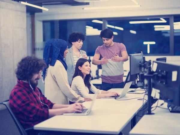 Team multietnico di sviluppatori di software che lavorano insieme — Foto Stock