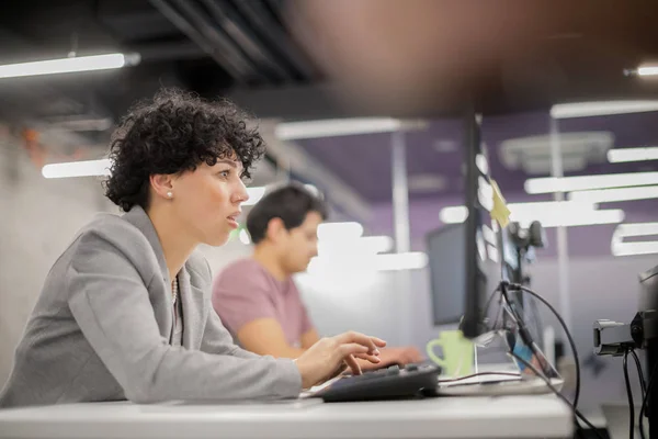 Desarrollador de software femenino usando computadora de escritorio —  Fotos de Stock