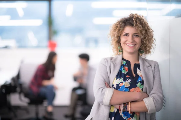 Retrato del exitoso desarrollador de software femenino — Foto de Stock