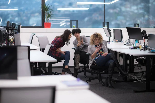 Softwareentwicklerinnen mit Mobiltelefonen — Stockfoto