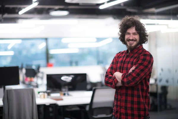 Portret van lachende mannelijke software ontwikkelaar — Stockfoto