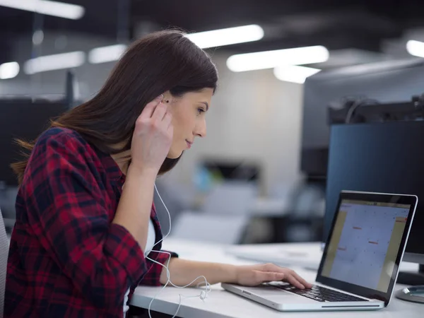 Nő szoftver előhívó használ laptop számítógép — Stock Fotó