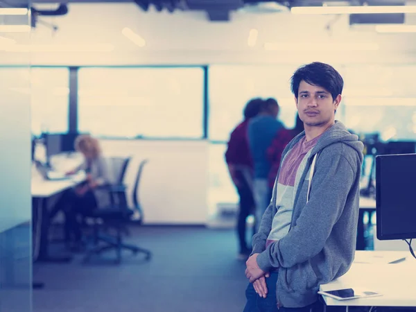 Retrato de homem sorridente desenvolvedor de software — Fotografia de Stock