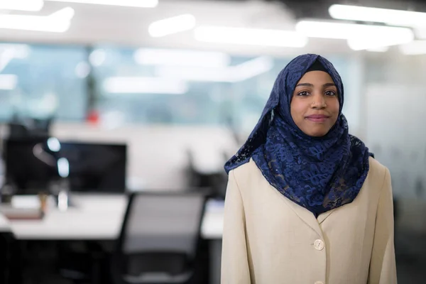 Retrato de preto muçulmano desenvolvedor de software feminino — Fotografia de Stock