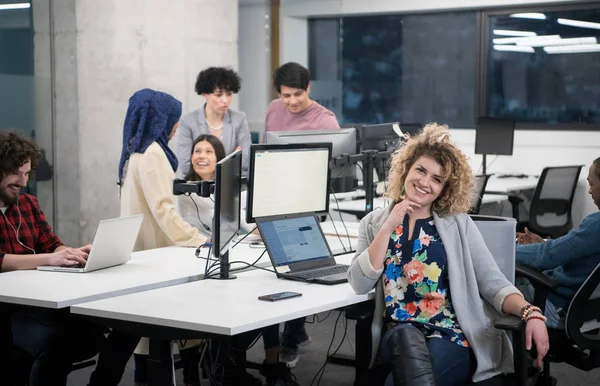 Retrato de uma jovem desenvolvedora de software feminina — Fotografia de Stock