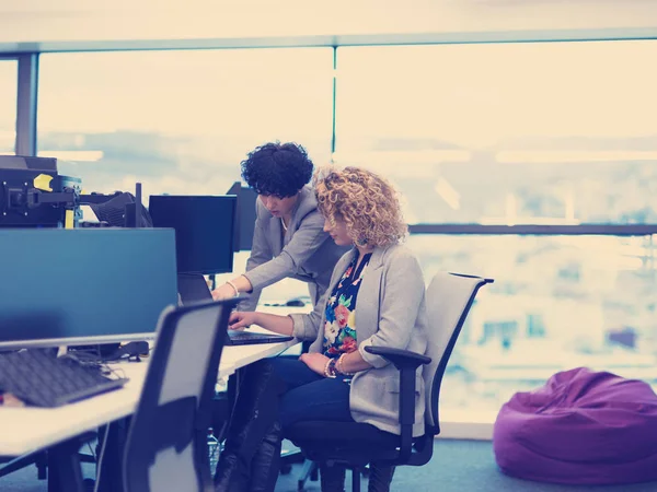 Молодые женщины-разработчики программного обеспечения в офисе — стоковое фото