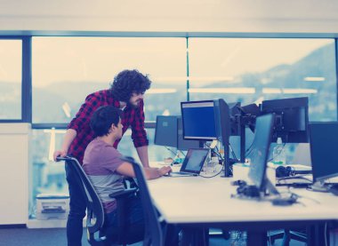 yazılım geliştiricileri programlama kodu yazıyorlar